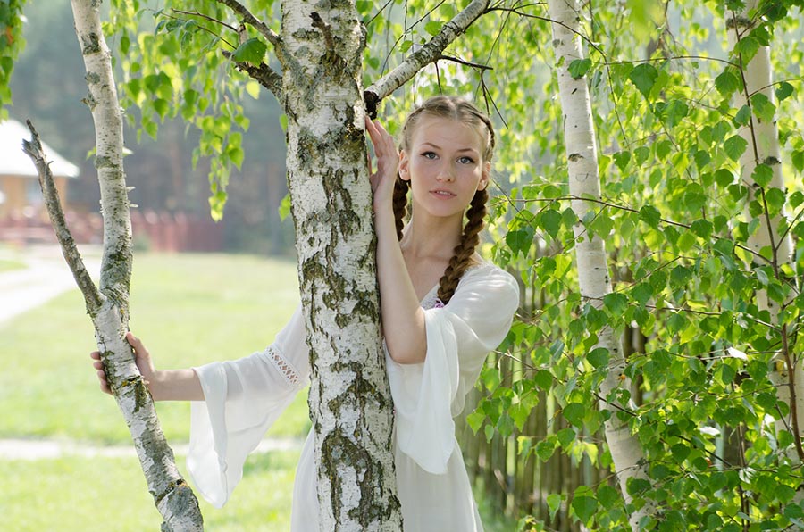 Women in Slavic costumes in Isfahan