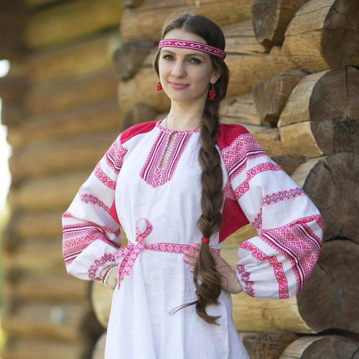 Girls in Slavic costumes in Isfahan