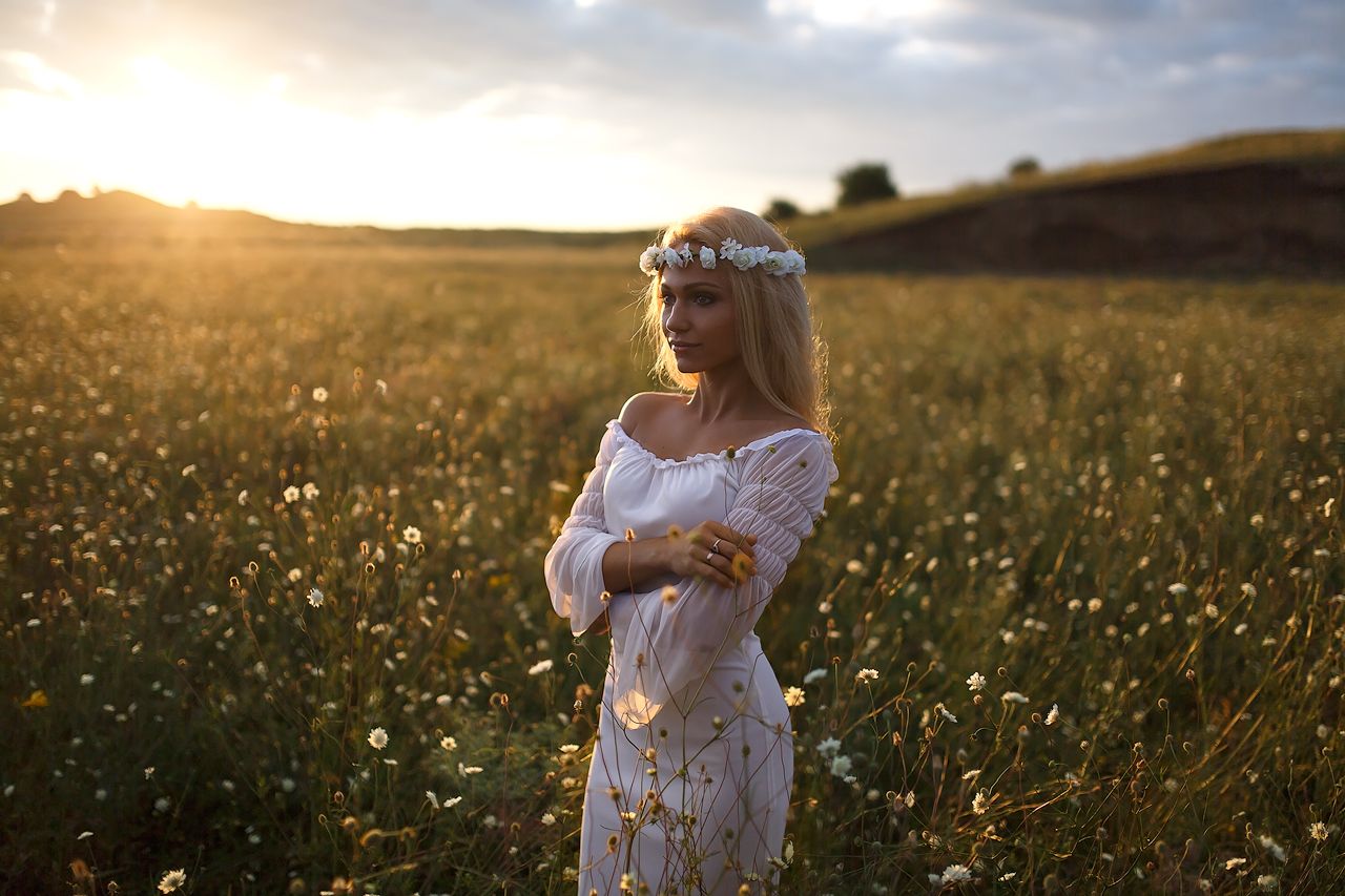 Girls in Slavic costumes in Isfahan