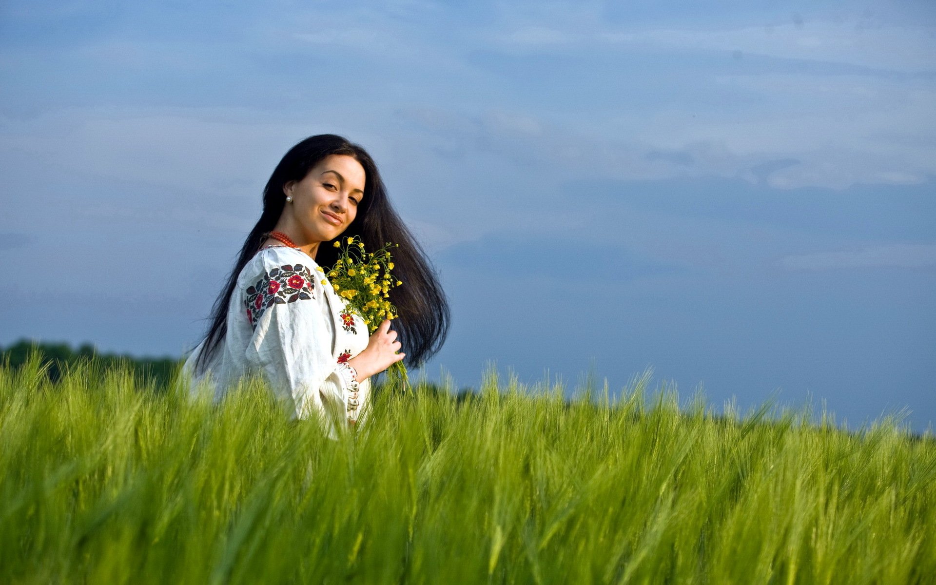Girls in Slavic costumes in Isfahan