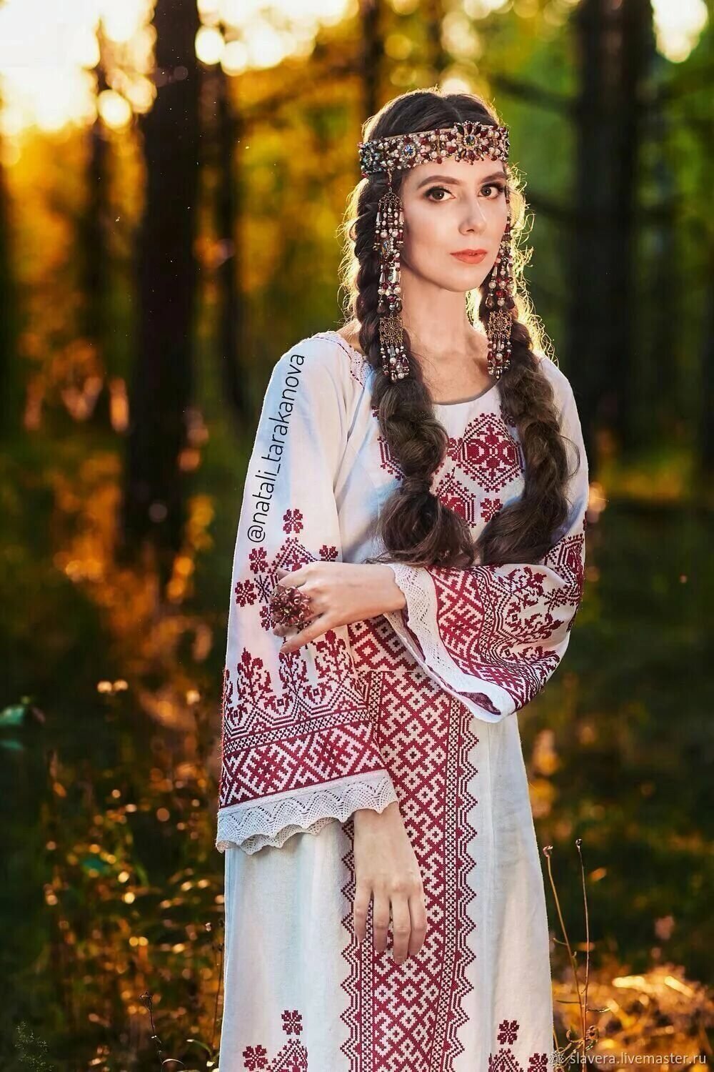 Girls in Slavic costumes in Isfahan