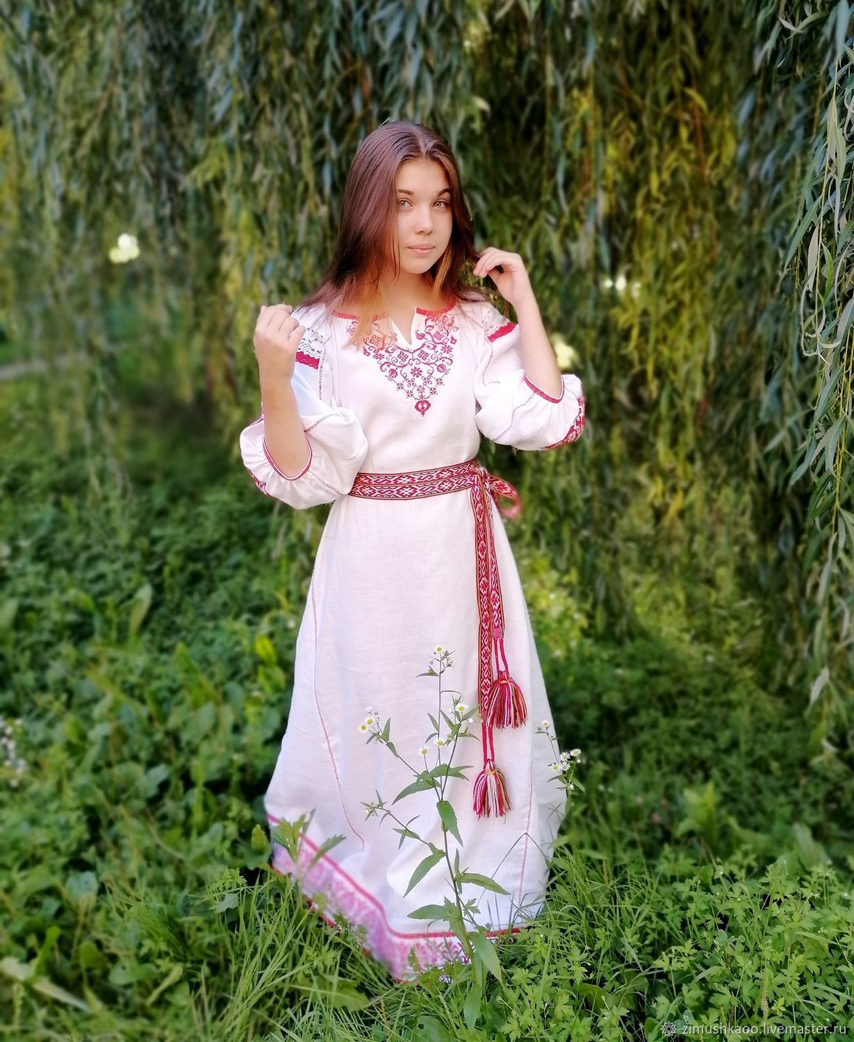 Girl Girls in Slavic costumes in Isfahan